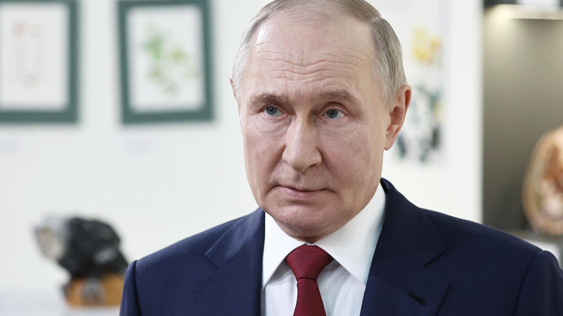 Президент РФ Владимир Путин выступает перед журналистами в образовательном центре Сириус после телефонного разговора с президентом США Дональдом Трампом 19 мая 2025 года - ИноСМИ, 1920, 20.05.2025