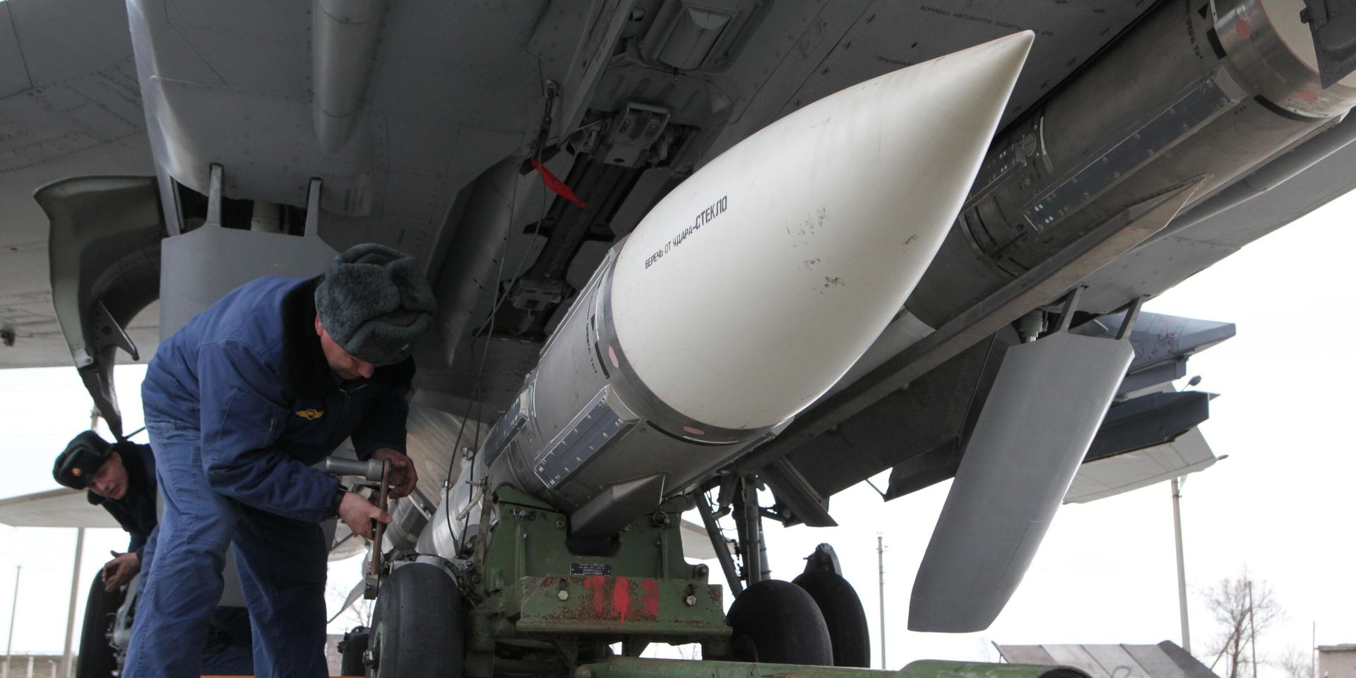 Подготовка ракеты Р-37М к установке на фюзеляж истребителя-перехватчика МиГ-31 - ИноСМИ, 1920, 30.03.2026