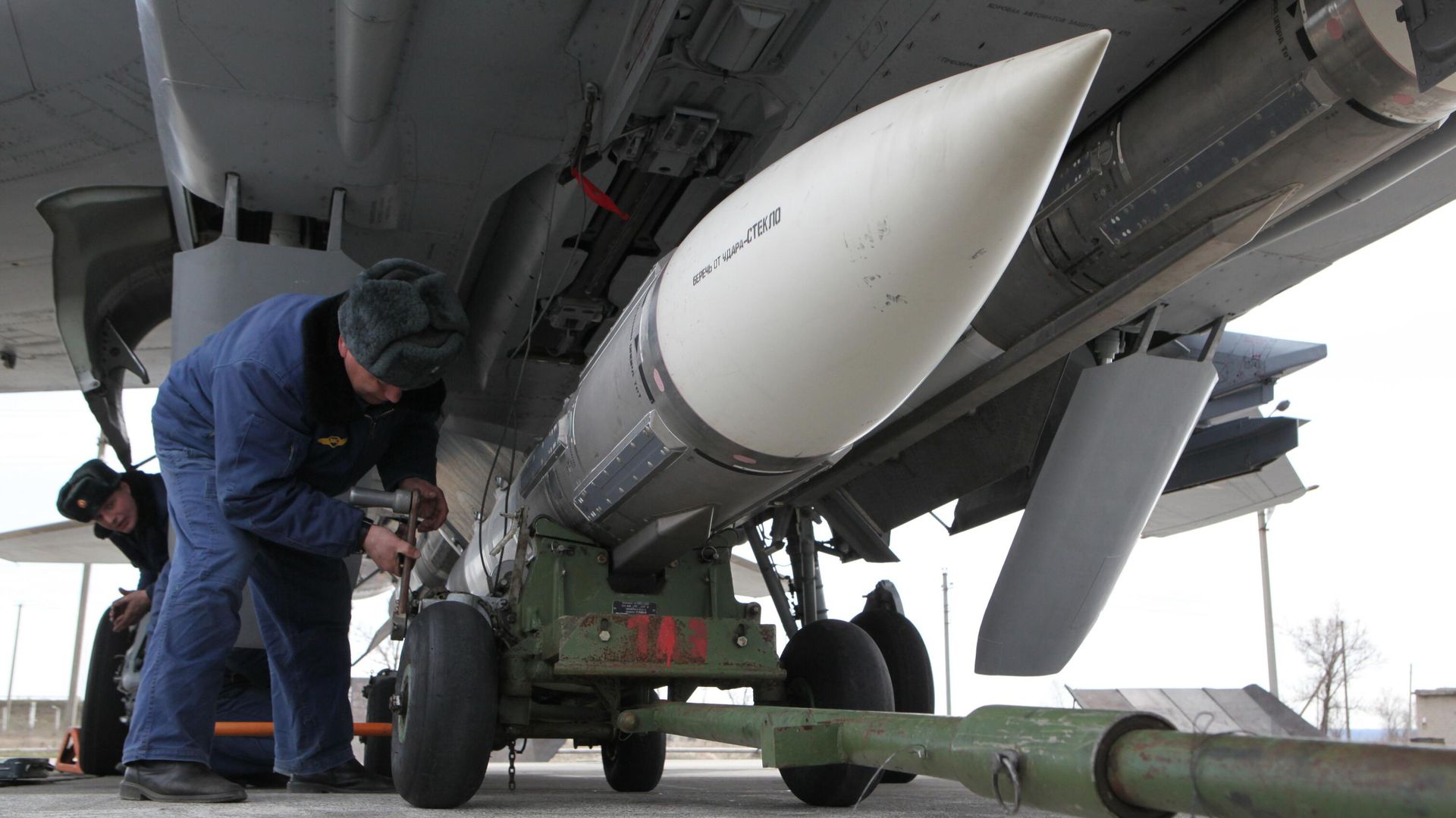 Подготовка ракеты Р-37М к установке на фюзеляж истребителя-перехватчика МиГ-31 - ИноСМИ, 1920, 30.03.2026
