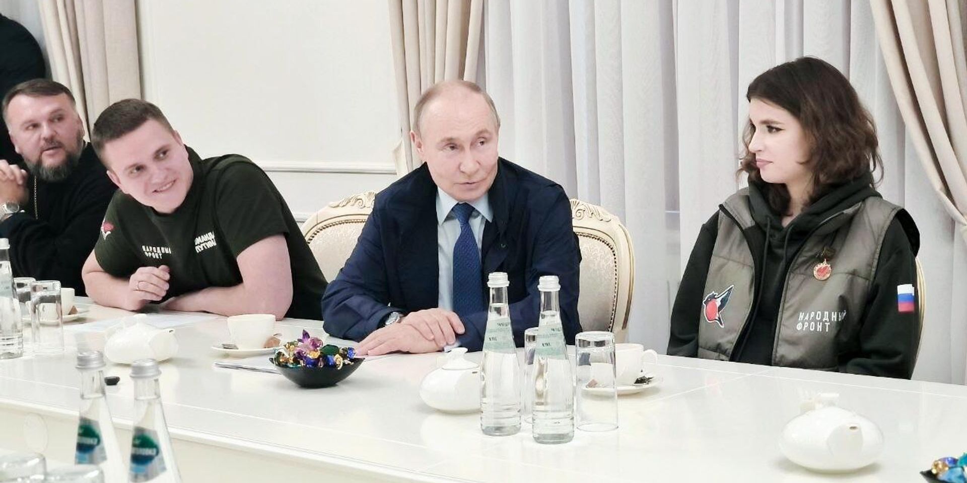Президент Владимир Путин общается с волонтерами в гуманитарном штабе в Курской области 20 мая 2025 года - ИноСМИ, 1920, 27.05.2025