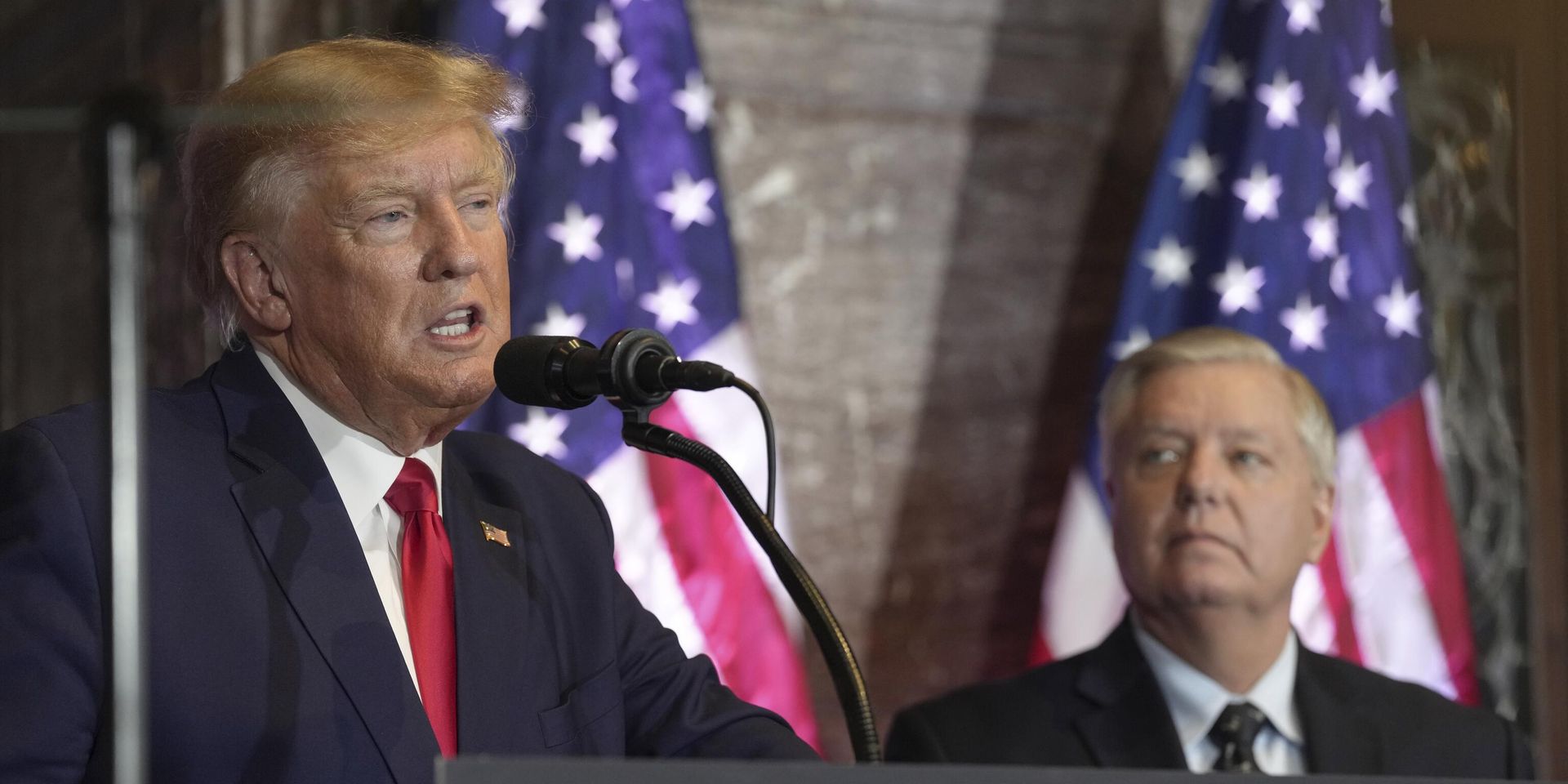 Дональд Трамп выступает на предвыборном мероприятии в законодательном собрании штата Южная Каролина 28 января 2023 года. Линдси Грэм слушает выступление. - ИноСМИ, 1920, 15.07.2025