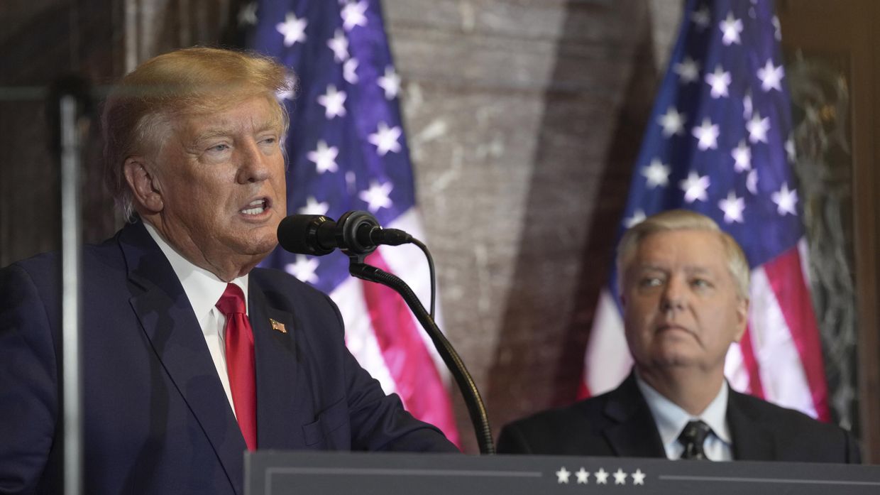 Дональд Трамп выступает на предвыборном мероприятии в законодательном собрании штата Южная Каролина 28 января 2023 года. Линдси Грэм слушает выступление. Дональд Трамп выступает на предвыборном мероприятии в законодательном собрании штата Южная Каролина 28 января 2023 года. Линдси Грэм слушает выступление.