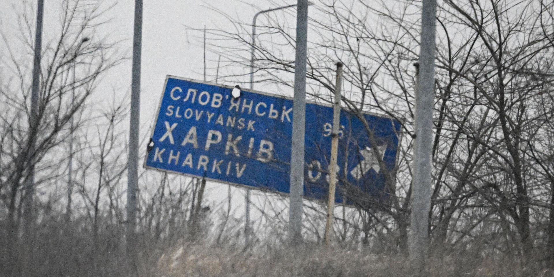 Поврежденный в результате обстрелов дорожный указатель в зоне СВО - ИноСМИ, 1920, 20.08.2026