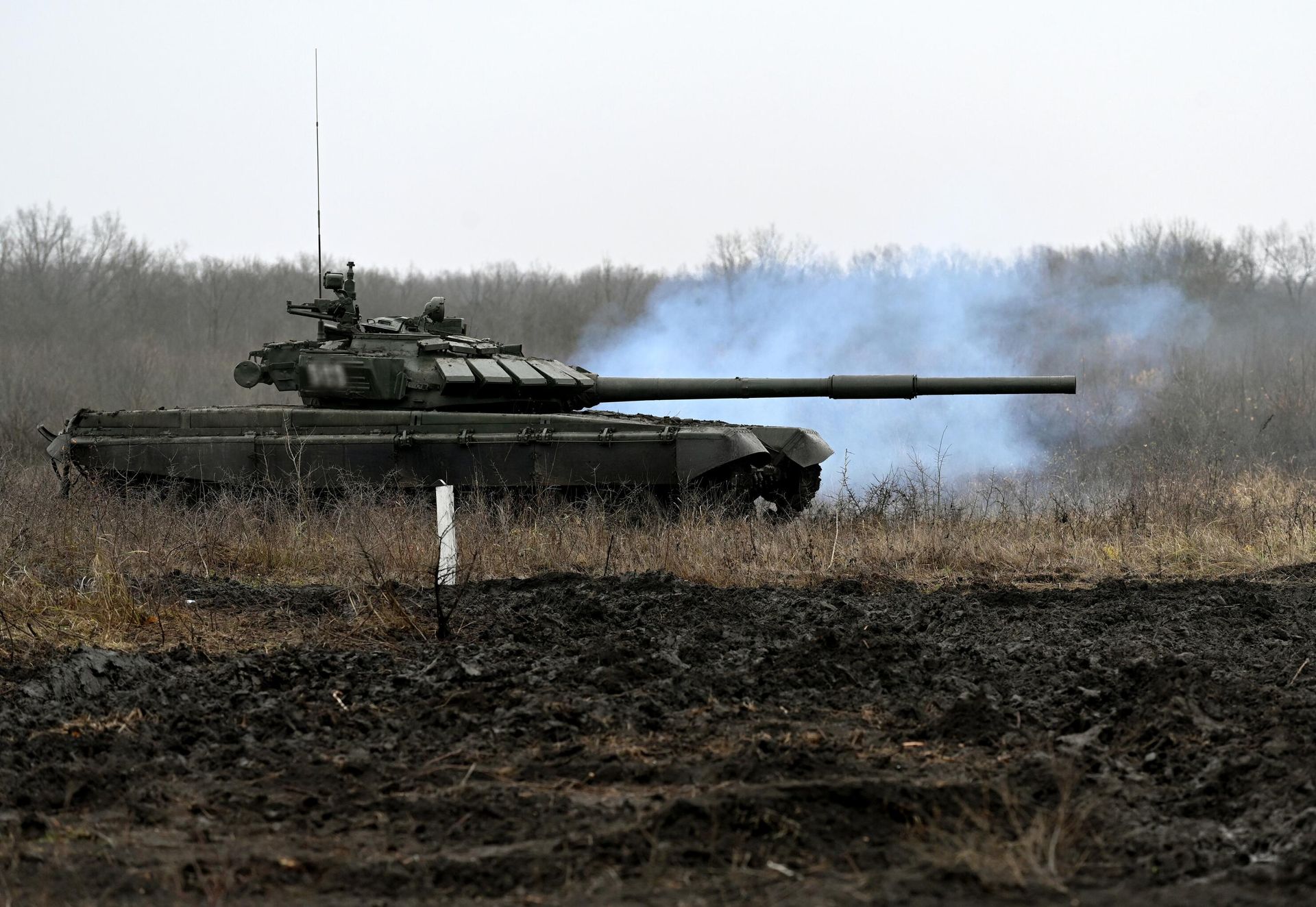 Танк Т-72Б3 во время подготовки танковых экипажей на полигоне учебного центра Южного военного округа - ИноСМИ, 1920, 05.10.2026