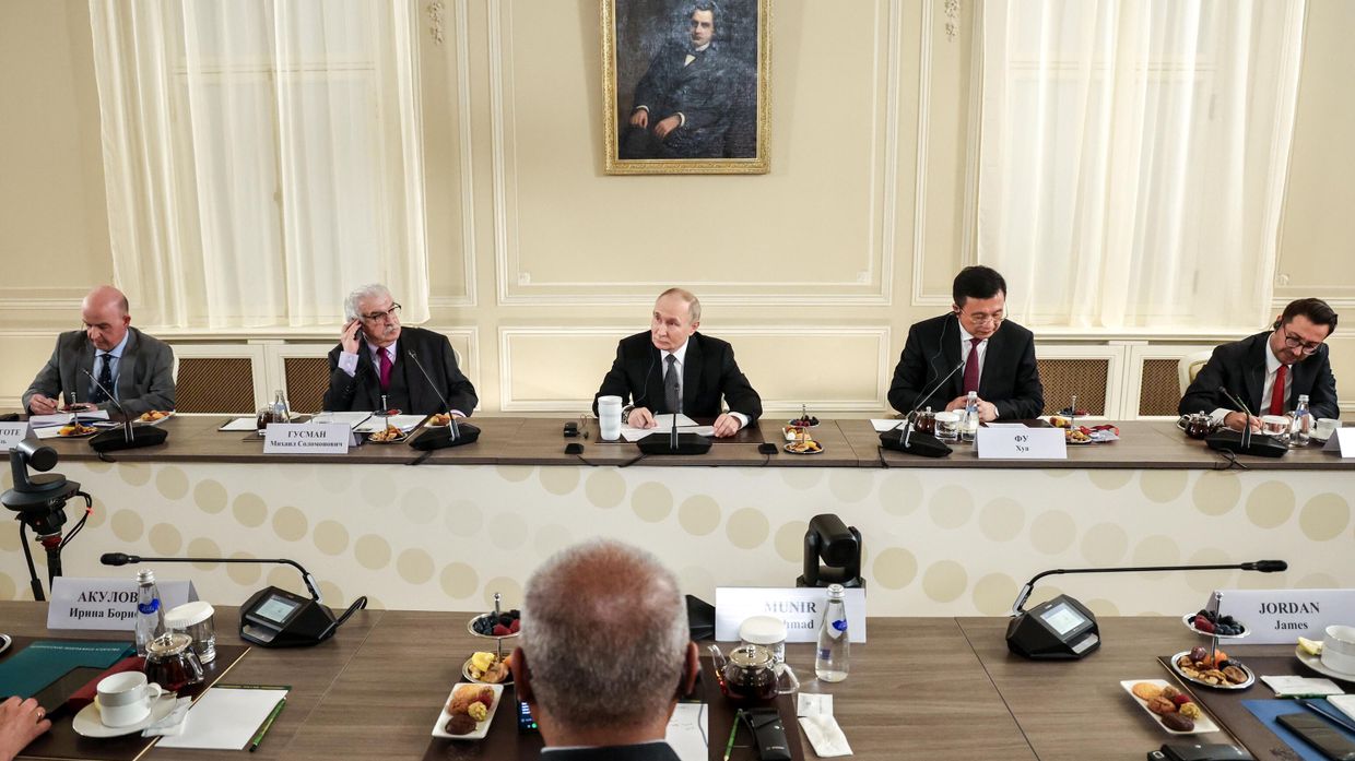 Президент Владимир Путин встретился с руководителями международных информационных агентств Президент Владимир Путин встретился с руководителями международных информационных агентств