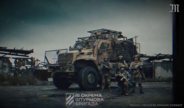 Боевики Азова позируют рядом с американской бронемашиной MRAP