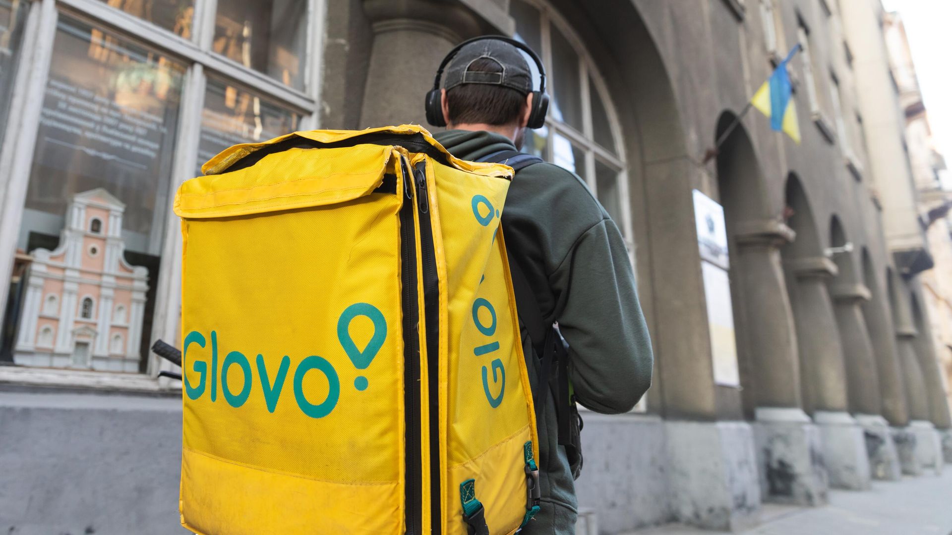 Курьер службы доставки еды Glovo на улице в старой исторической части Львова - ИноСМИ, 1920, 24.06.2025