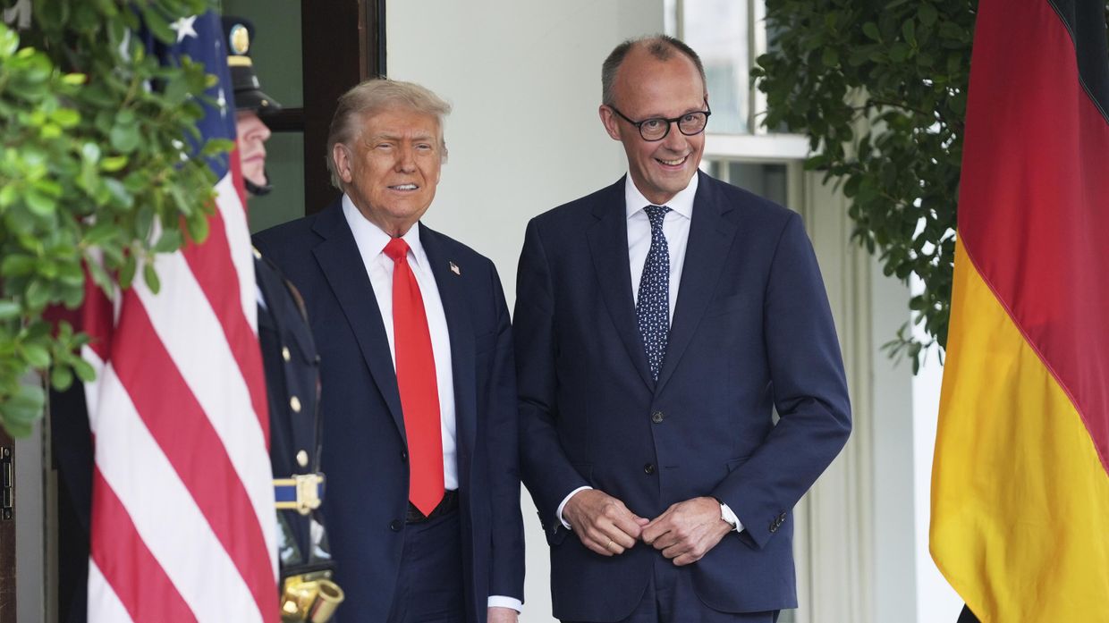 Президент Дональд Трамп приветствует канцлера Германии Фридриха Мерца в Белом доме
