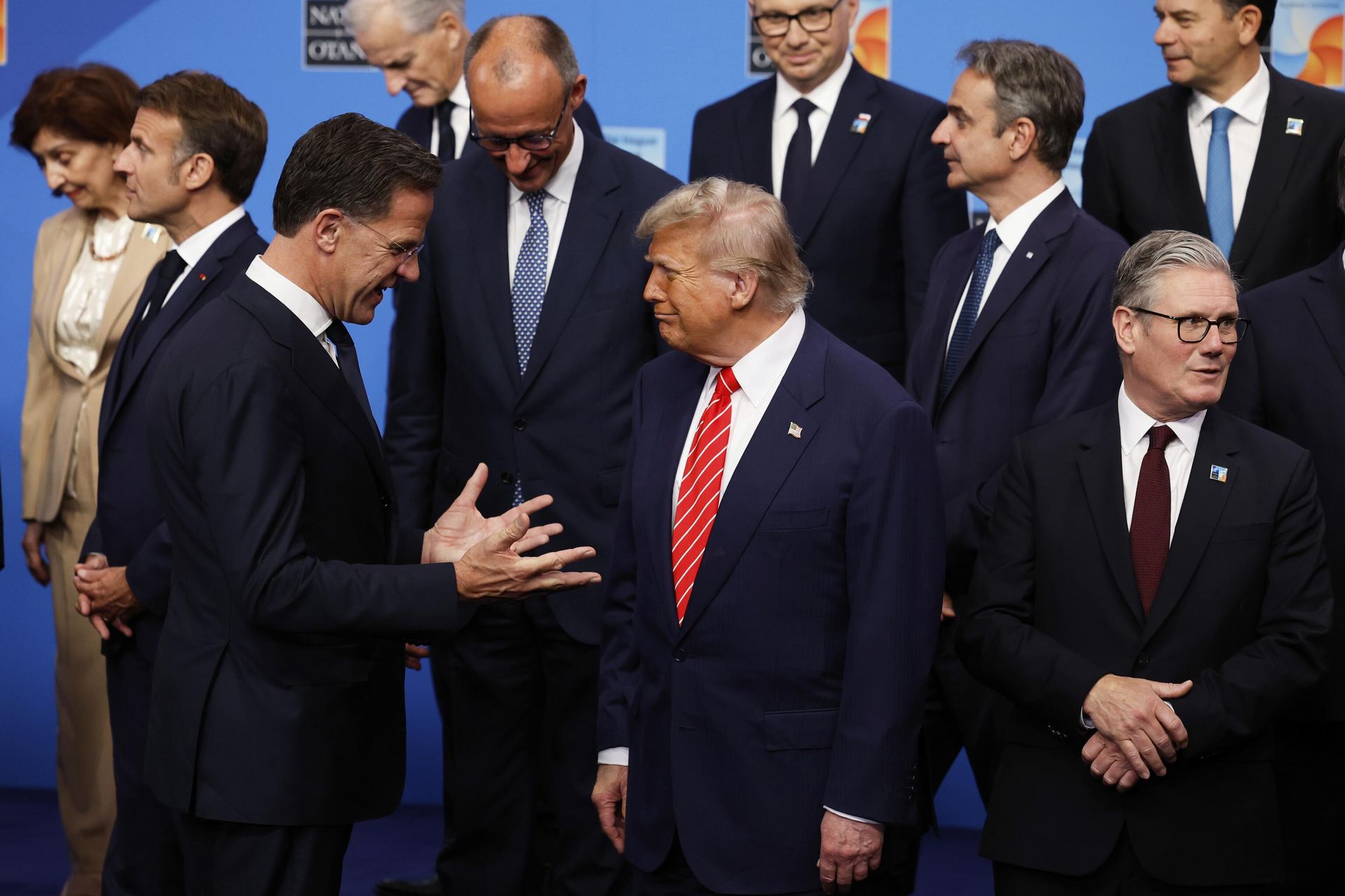 Президент Дональд Трамп беседует с генеральным секретарем НАТО Марком Рютте на саммите НАТО в Гааге 25 июня 2025 года - ИноСМИ, 1920, 06.04.2026