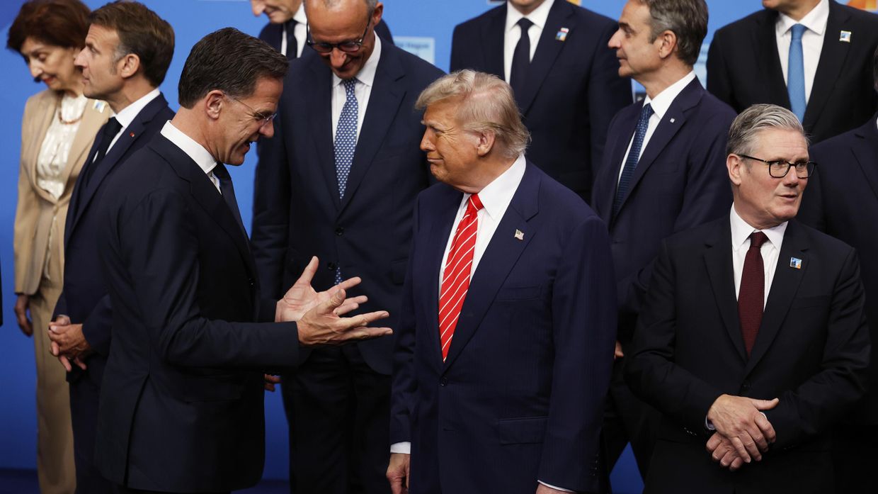 Президент Дональд Трамп беседует с генеральным секретарем НАТО Марком Рютте на саммите НАТО в Гааге 25 июня 2025 года