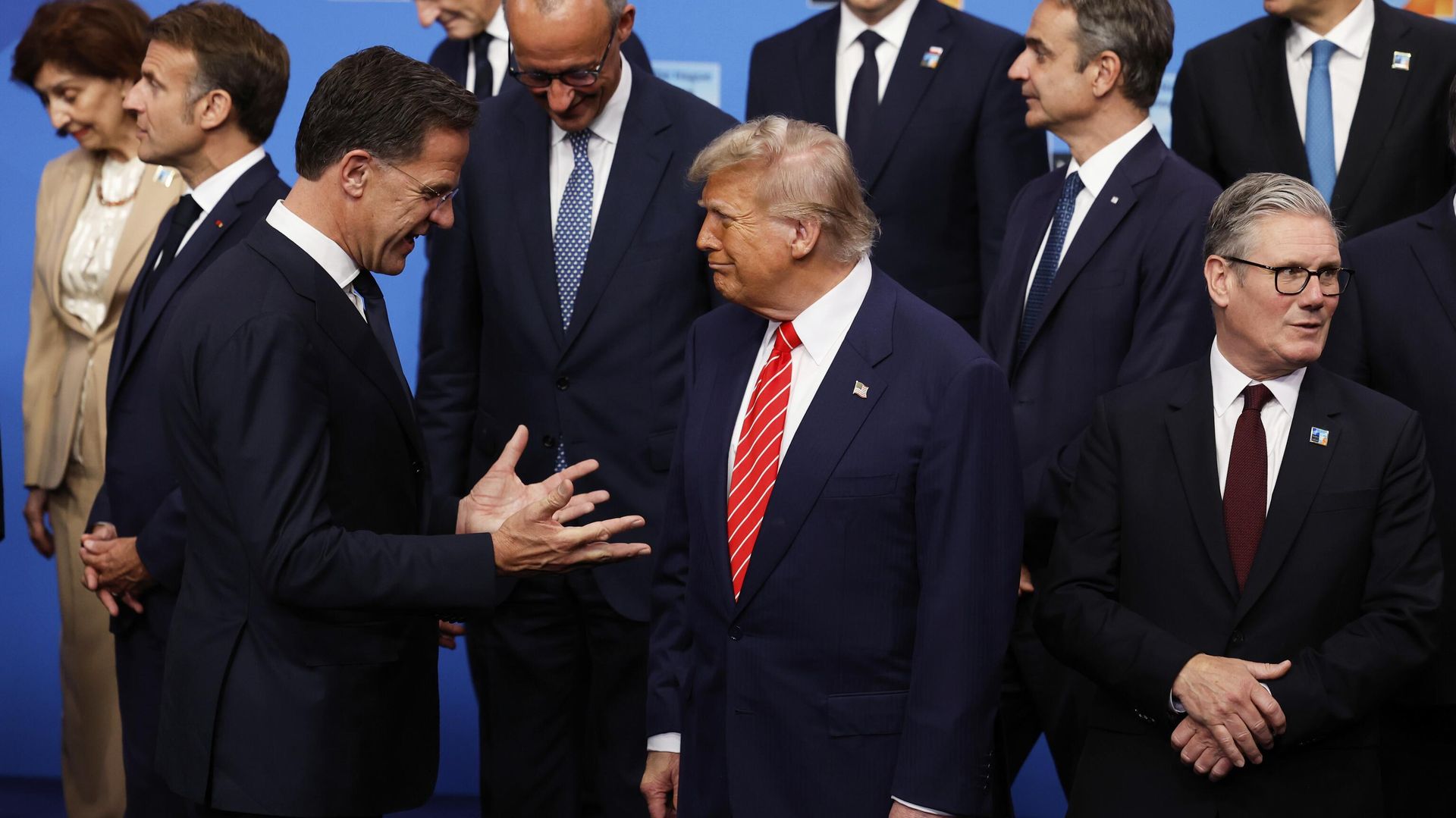 Президент Дональд Трамп беседует с генеральным секретарем НАТО Марком Рютте на саммите НАТО в Гааге 25 июня 2025 года - ИноСМИ, 1920, 01.07.2025