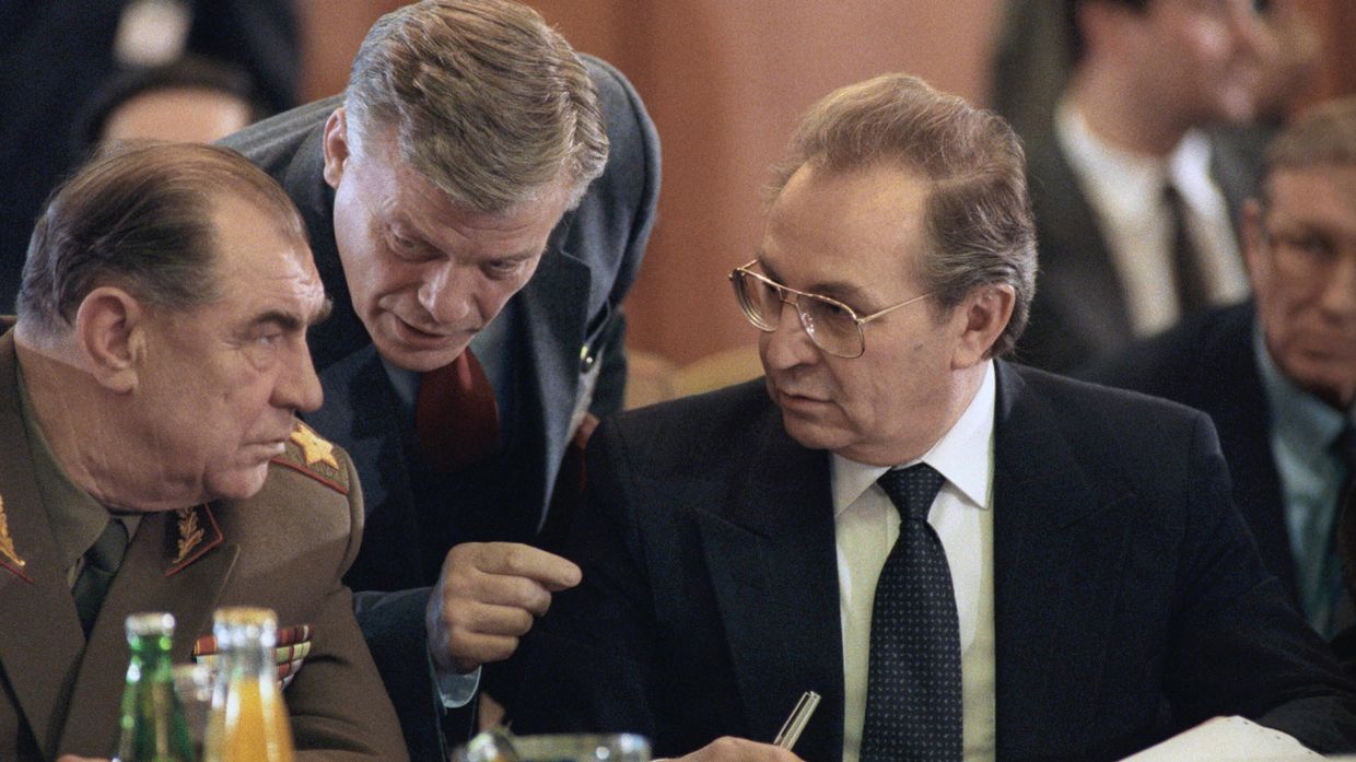 Министр обороны СССР Д.Т.Язов и министр иностранных дел СССР А.А.Бессмертных во время подписания протокола о прекращении действий военных соглашений