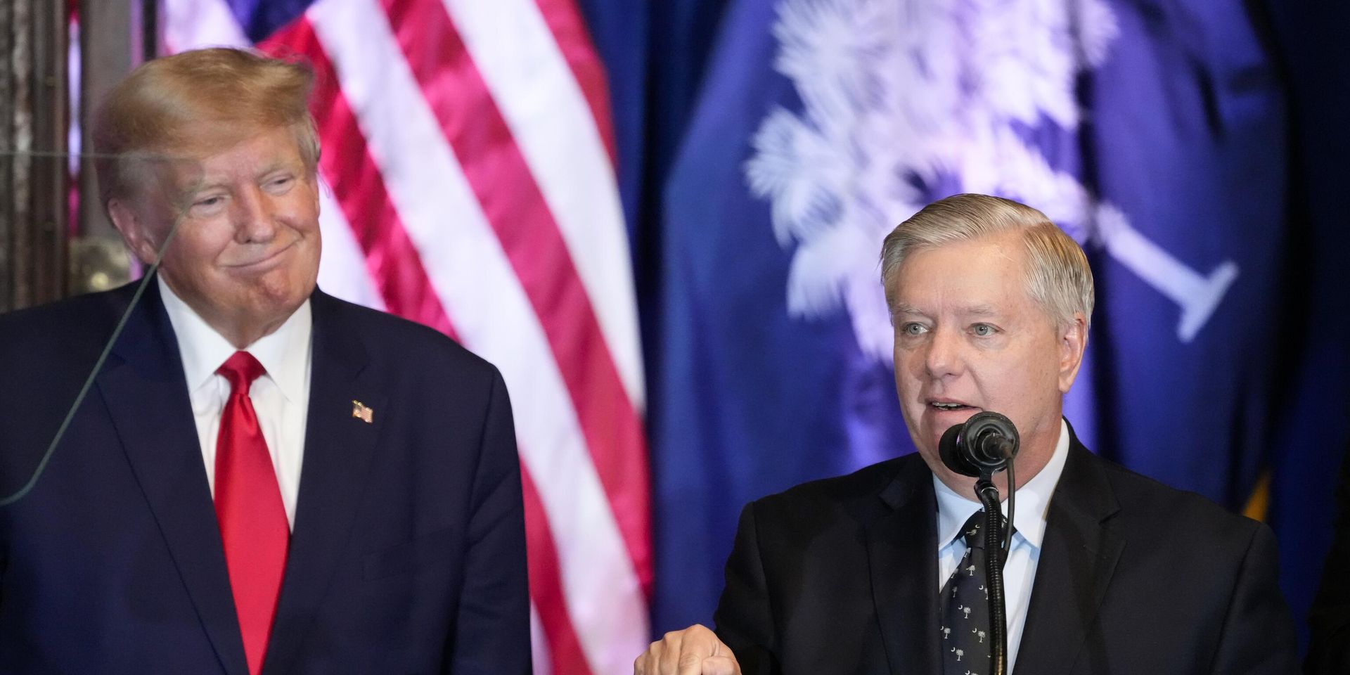 Дональд Трамп слушает выступление сенатора Линдси Грэма на своем предвыборном мероприятии в 2023 году - ИноСМИ, 1920, 07.07.2025