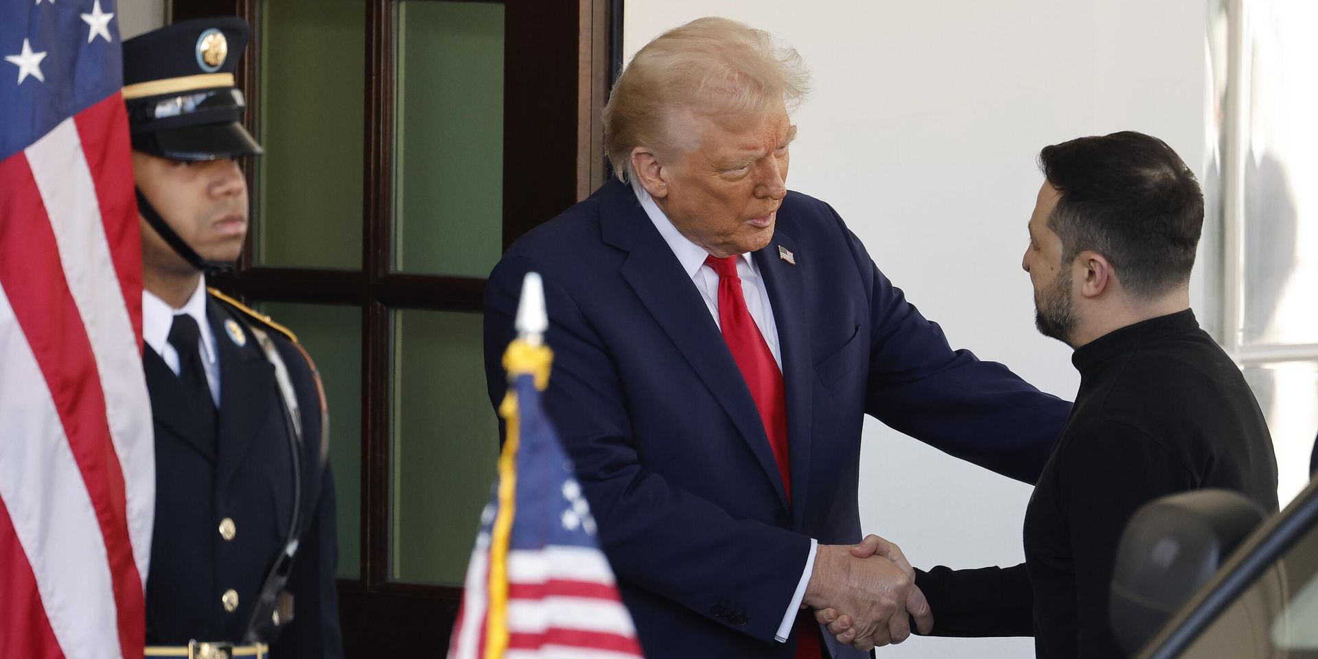 Президент США Дональд Трамп приветствует  Владимира Зеленского при входе в Белый дом 28 февраля 2025 года. - ИноСМИ, 1920, 17.07.2025