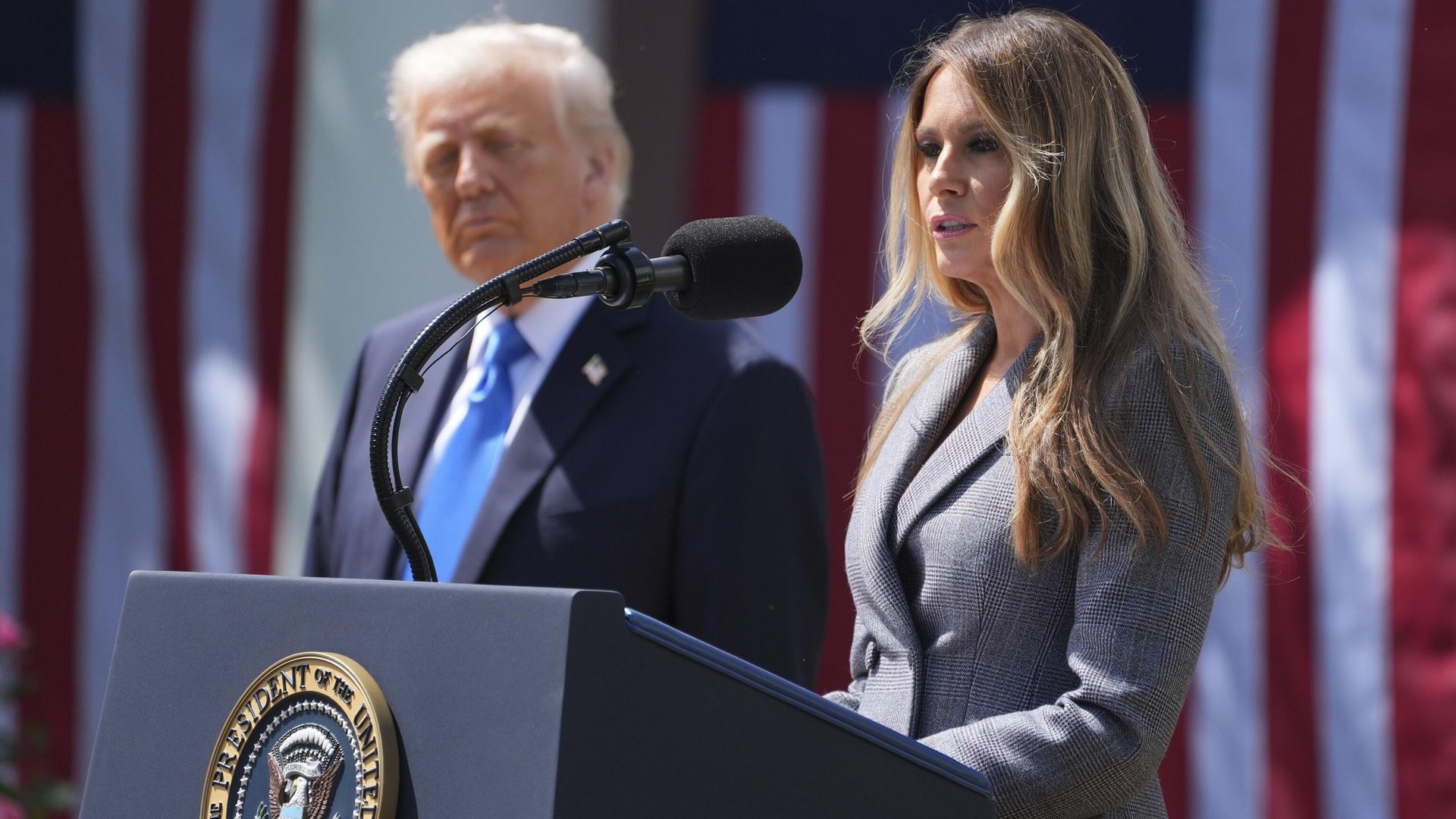 Первая леди Мелания Трамп выступает, а президент Дональд Трамп слушает ее во время церемонии подписания законопроекта в Розовом саду Белого дома - ИноСМИ, 1920, 22.07.2025