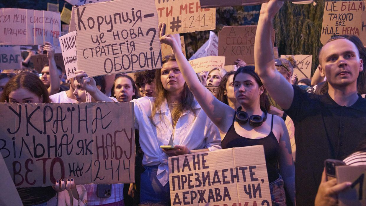 Акция протеста против закона, направленного против антикоррупционных учреждений, в центре Киева 23 июля 2025 года