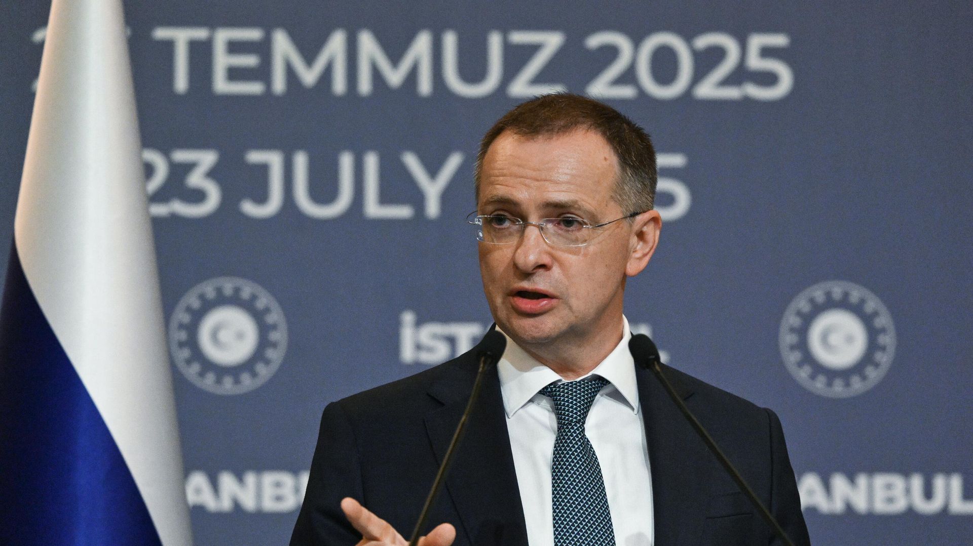 Помощник президента РФ Владимир Мединский во время пресс-подхода после завершения третьего раунда переговоров России и Украины - ИноСМИ, 1920, 24.07.2025