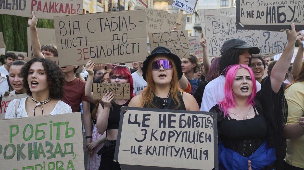 Акция протеста против нового законопроекта, предложенного Владимиром Зеленским по НАБУ и САП, с требованиями о восстановлении независимости антикоррупционных органов страны. Киев, 24 июля 2025 года.