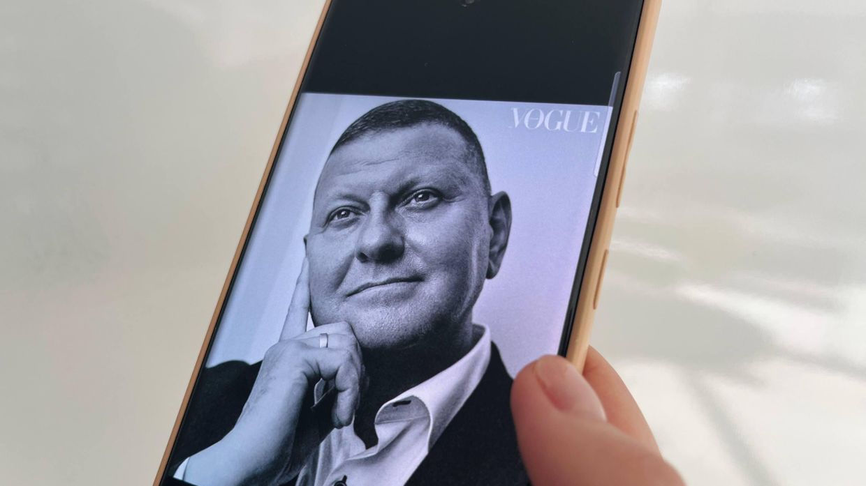 Залужный на обложке украинского Vogue на экране смартфона Залужный на обложке украинского Vogue на экране смартфона