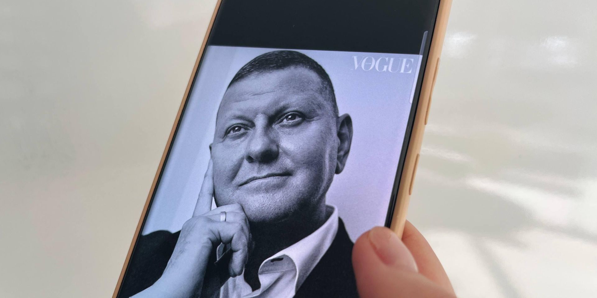 Залужный на обложке украинского Vogue на экране смартфона - ИноСМИ, 1920, 29.07.2025