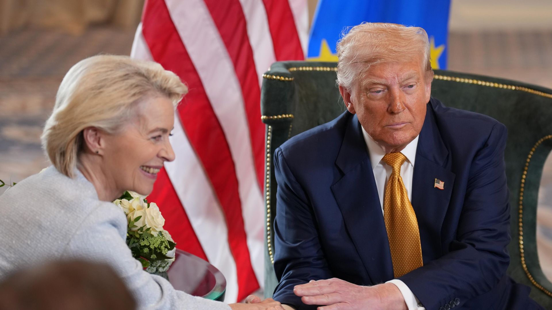 Председатель Европейской комиссии Урсула фон дер Ляйен и президент США Дональд Трамп в гольф-клубе Trump Turnberry 27 июля 2025 года в Тернберри, Шотландия. - ИноСМИ, 1920, 30.07.2025