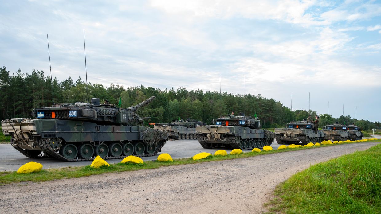 Танки Leopard 2 A7V вооруженных сил Германии стоят на тренировочном полигоне в Нижней Саксонии