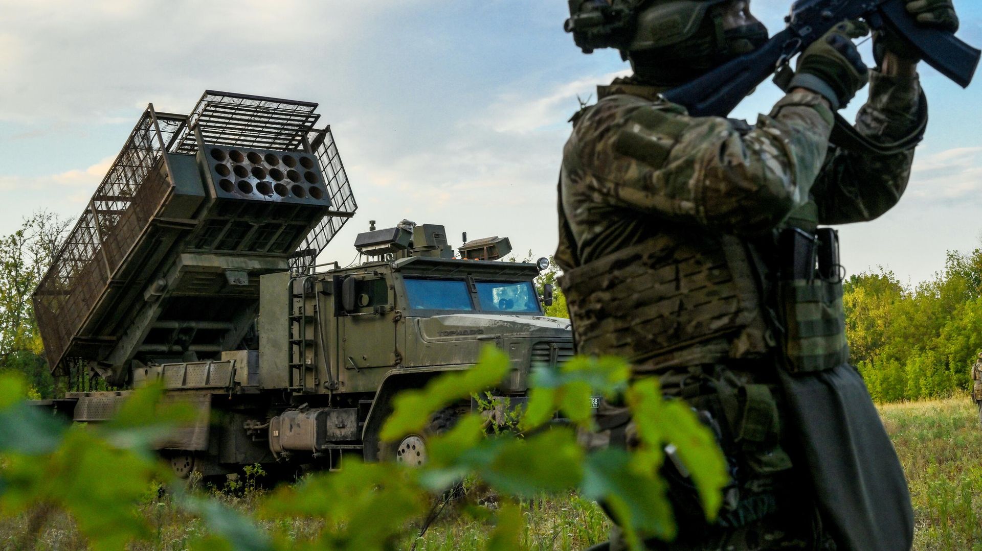 Военнослужащий группы воздушного прикрытия защищает от дронов огнеметную систему ТОС-2 Тосочка группировки войск Центр на Красноармейском направлении - ИноСМИ, 1920, 02.08.2025