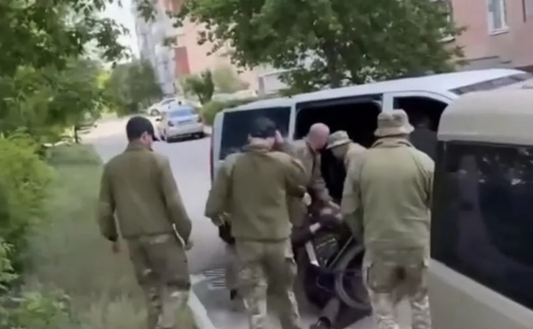 Сотрудники ТЦК задержали велосипедиста в Харькове, Украина. Кадр видео из соцсетей. Архивное фото