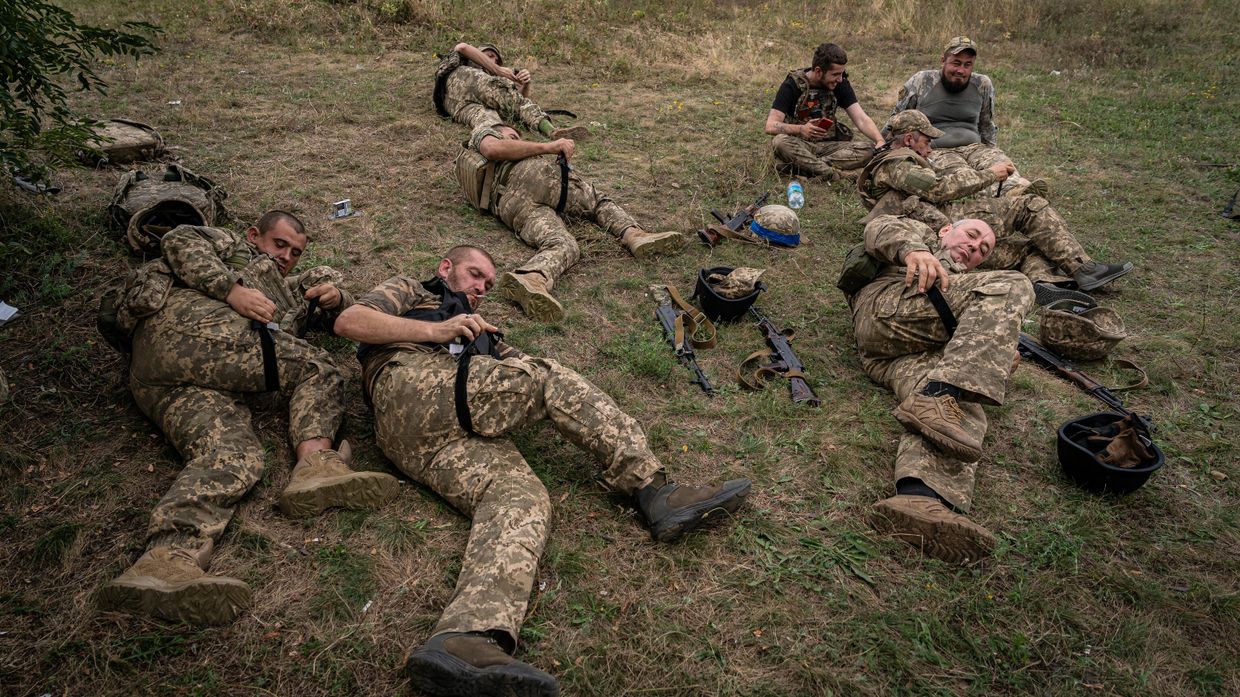 Украинские солдаты практикуются в наложении жгута ,10 августа 2023 года