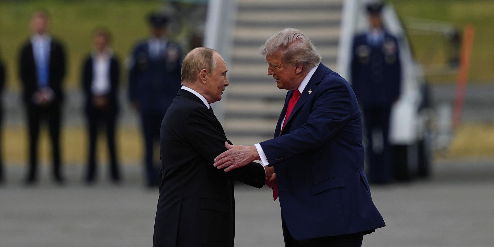 Президент США Дональд Трамп приветствует президента России Владимира Путина на Аляске - ИноСМИ, 1920, 18.08.2025