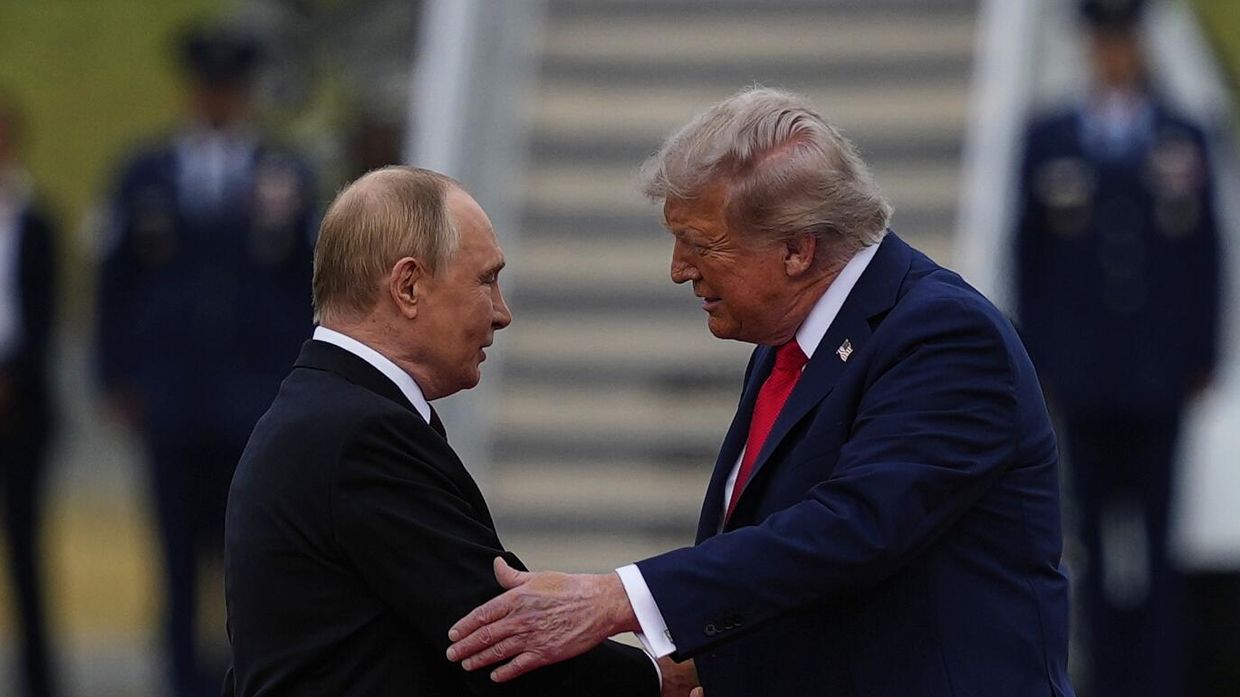 Президент США Дональд Трамп приветствует президента России Владимира Путина на Аляске