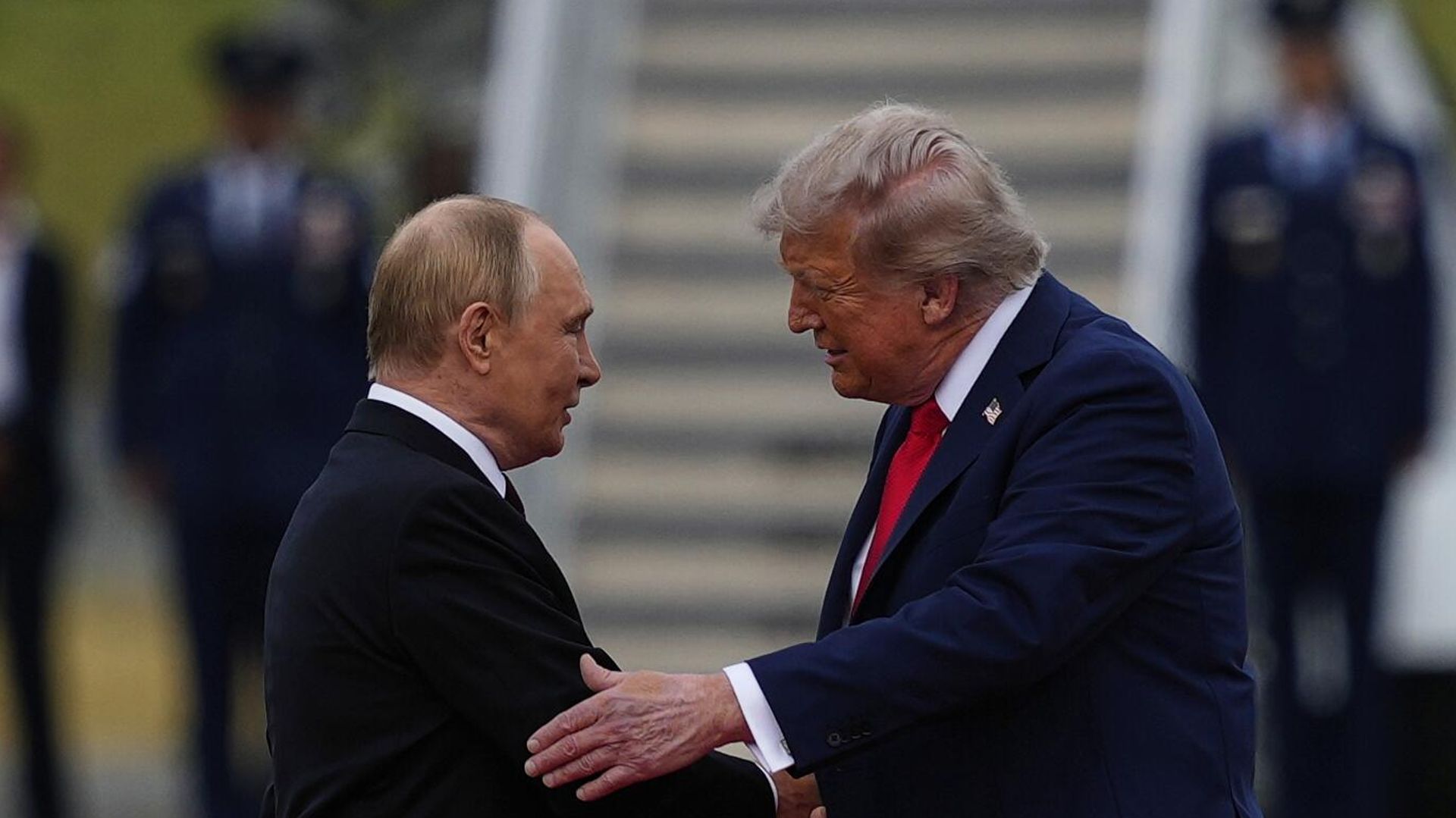 Президент США Дональд Трамп приветствует президента России Владимира Путина на Аляске - ИноСМИ, 1920, 18.08.2025