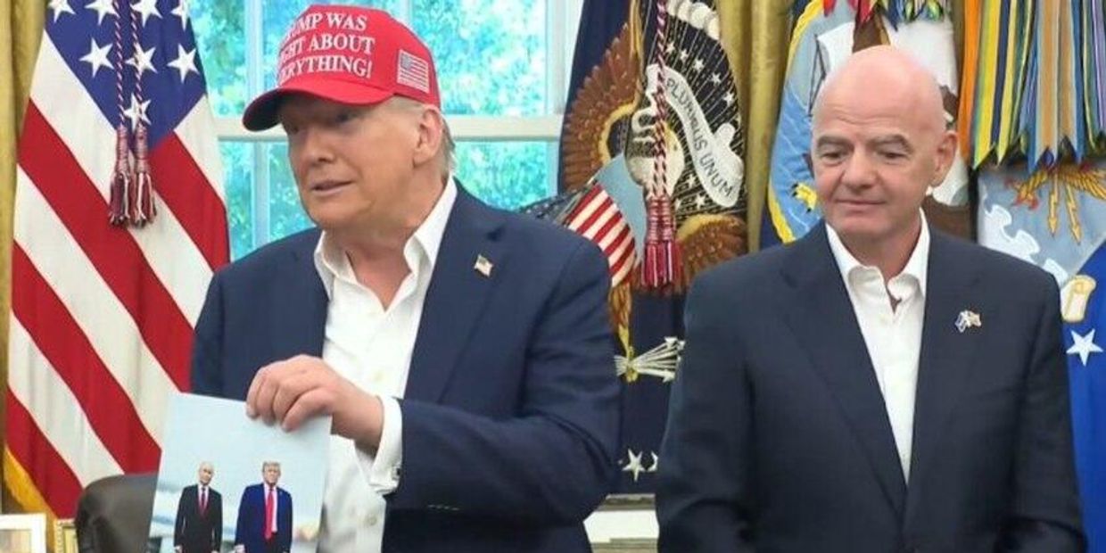 Дональд Трамп демонстрирует журналистам подарок Владимира Путина — совместную фотографию