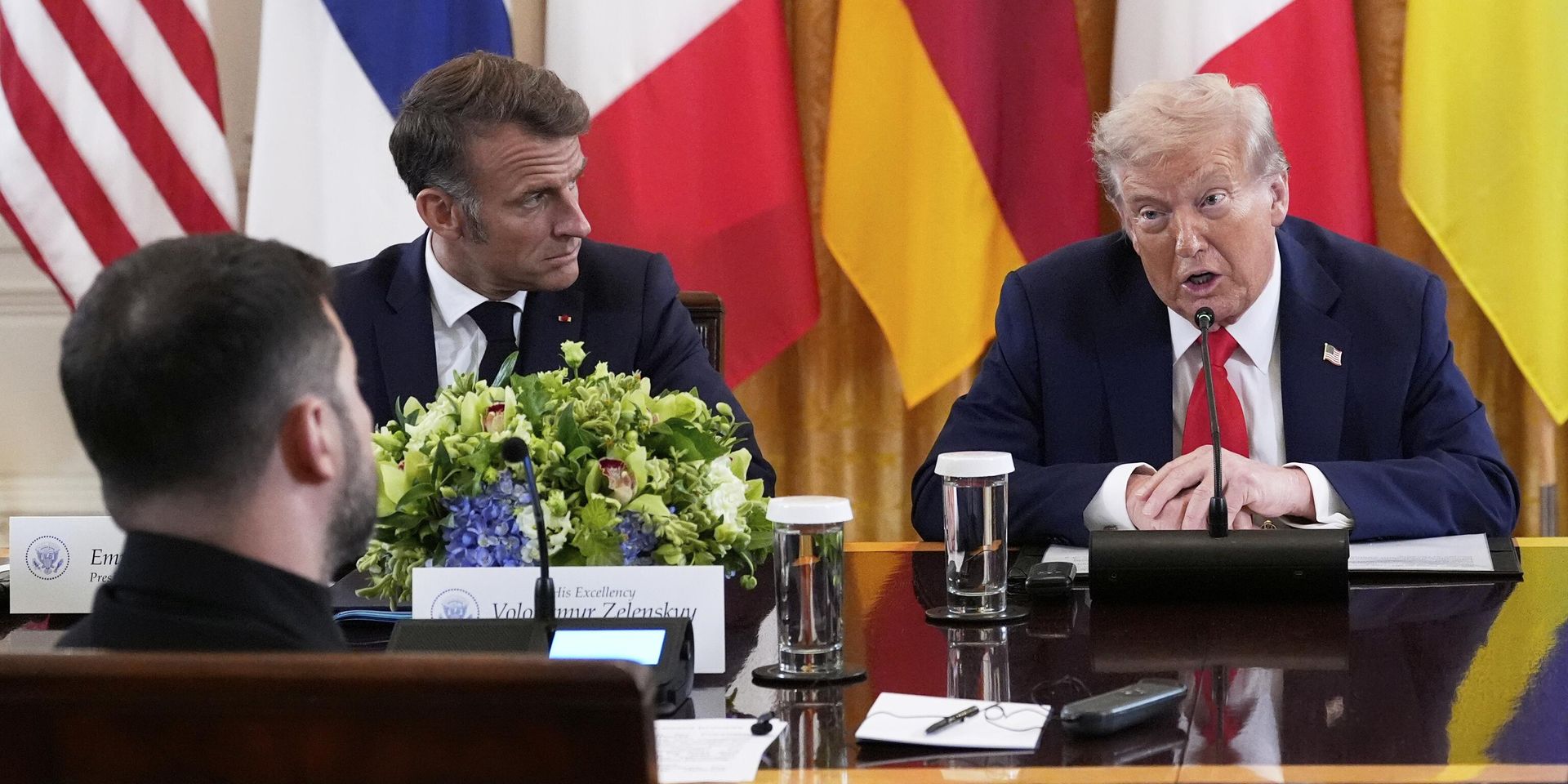 Президент Дональд Трамп во время встречи с Владимиром Зеленским (на переднем плане слева) и европейскими лидерами в Восточном зале Белого дома 18 августа 2025 года, Вашингтон. - ИноСМИ, 1920, 28.08.2025