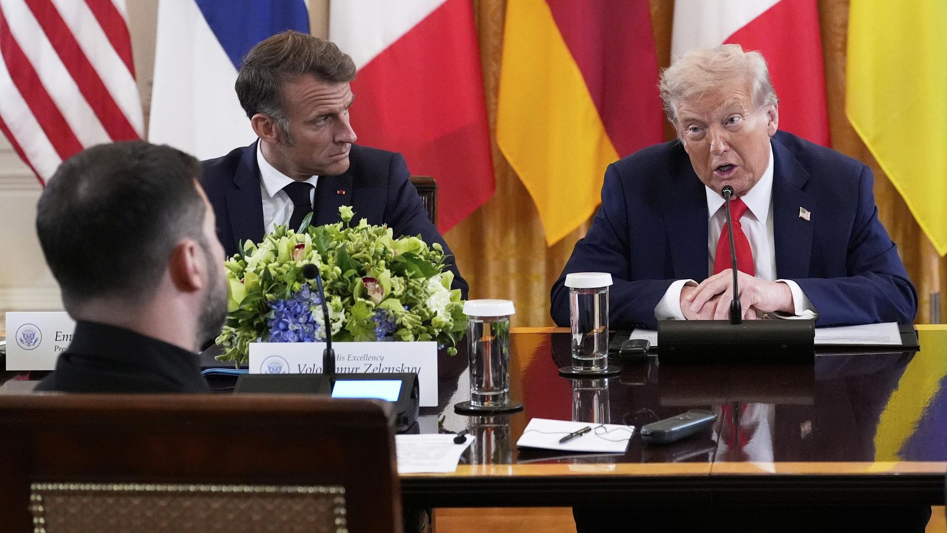 Президент Дональд Трамп во время встречи с Владимиром Зеленским (на переднем плане слева) и европейскими лидерами в Восточном зале Белого дома 18 августа 2025 года, Вашингтон. - ИноСМИ, 1920, 06.10.2025