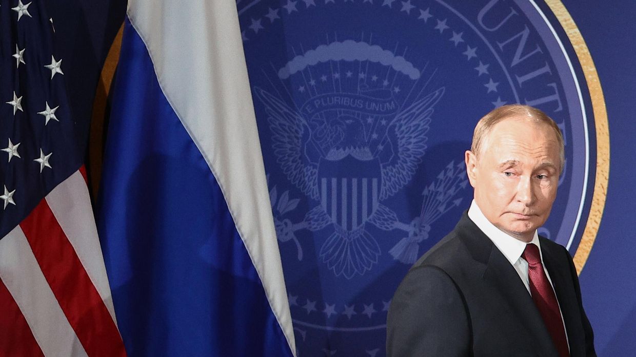 Президент РФ Владимир Путин перед началом пресс-конференции по итогам переговоров с президентом США Дональдом Трампом на Аляске