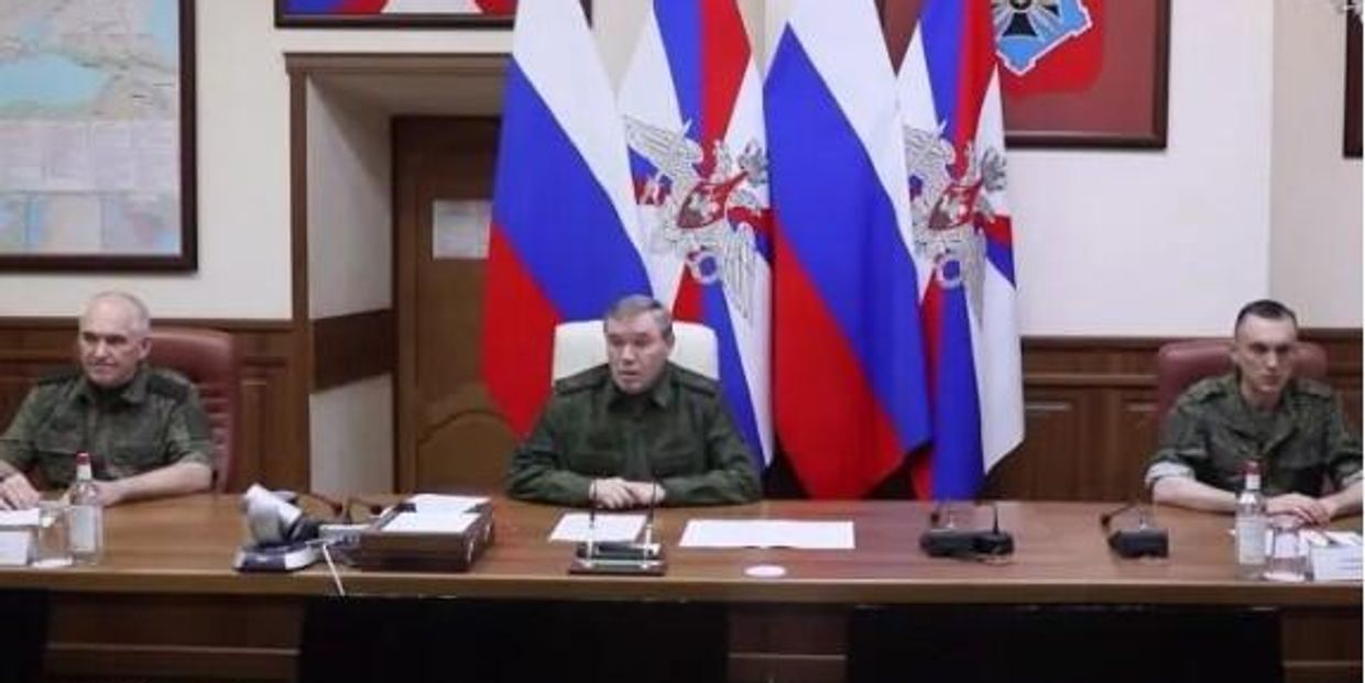 На карте, которую можно увидеть в левом верхнем углу этого кадра со встречи Валерия Герасимова с военными чиновниками, изображен южный округ, отделенный от остальной Украины