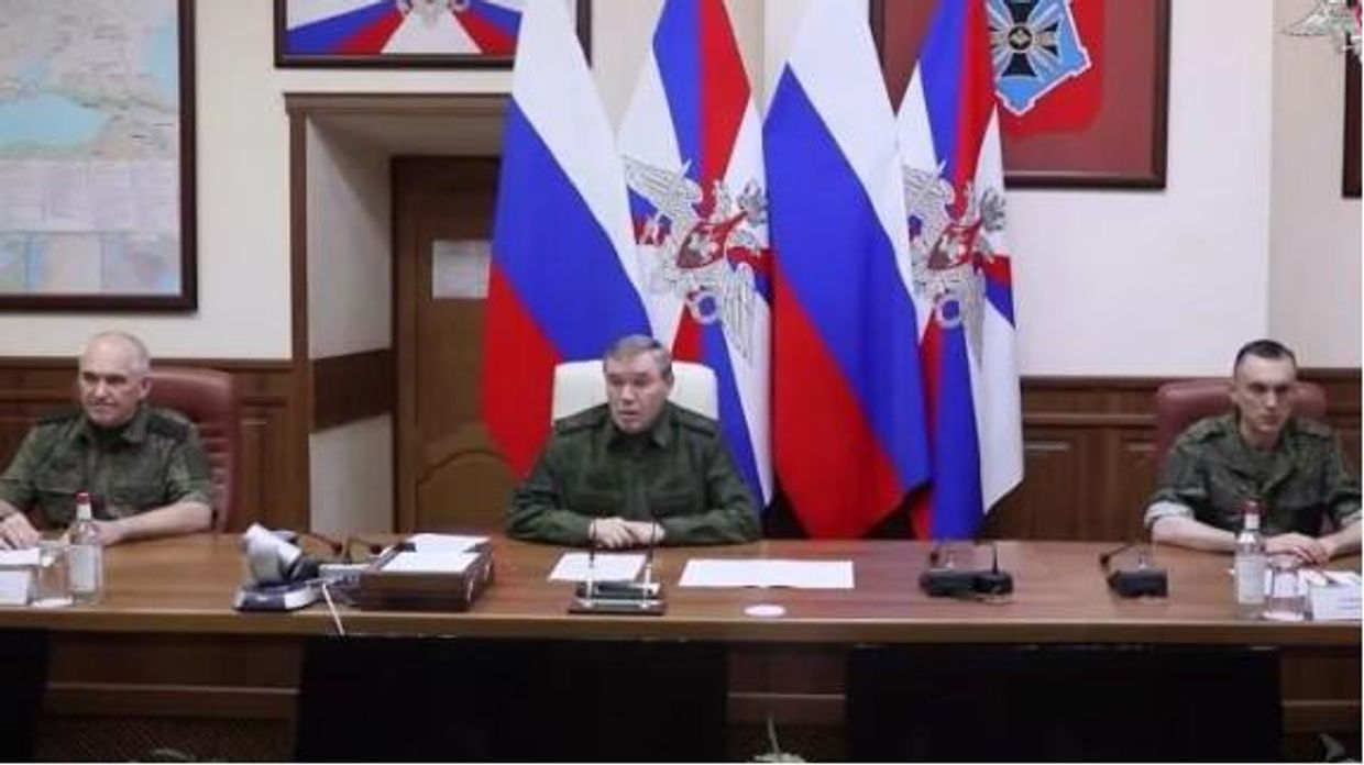 На карте, которую можно увидеть в левом верхнем углу этого кадра со встречи Валерия Герасимова с военными чиновниками, изображен южный округ, отделенный от остальной Украины