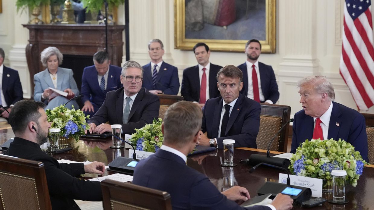 Президент Дональд Трамп во время встречи с европейскими лидерами в Восточном зале Белого дома 18 августа 2025 года