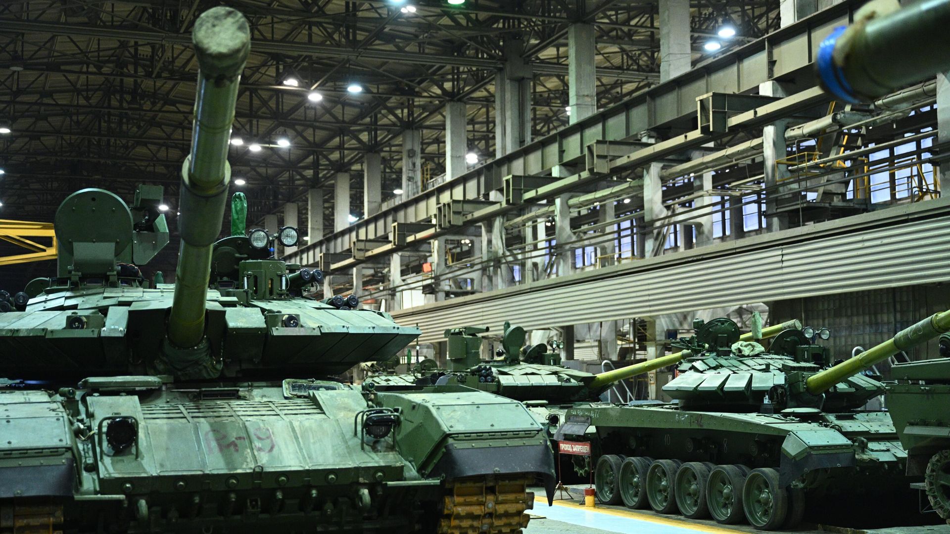 Танки Т-72 и Т-90 в механо-сборочном цехе Уралвагонзавода в Нижнем Тагиле - ИноСМИ, 1920, 27.05.2026