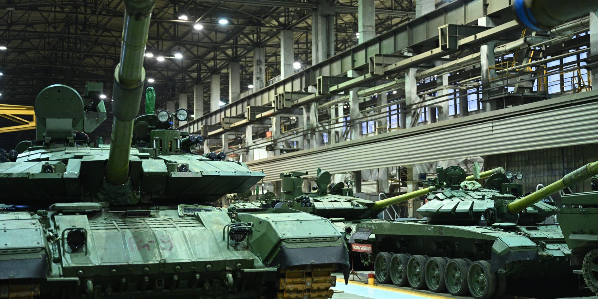 Танки Т-72 и Т-90 в механо-сборочном цехе Уралвагонзавода в Нижнем Тагиле - ИноСМИ, 1920, 27.05.2026