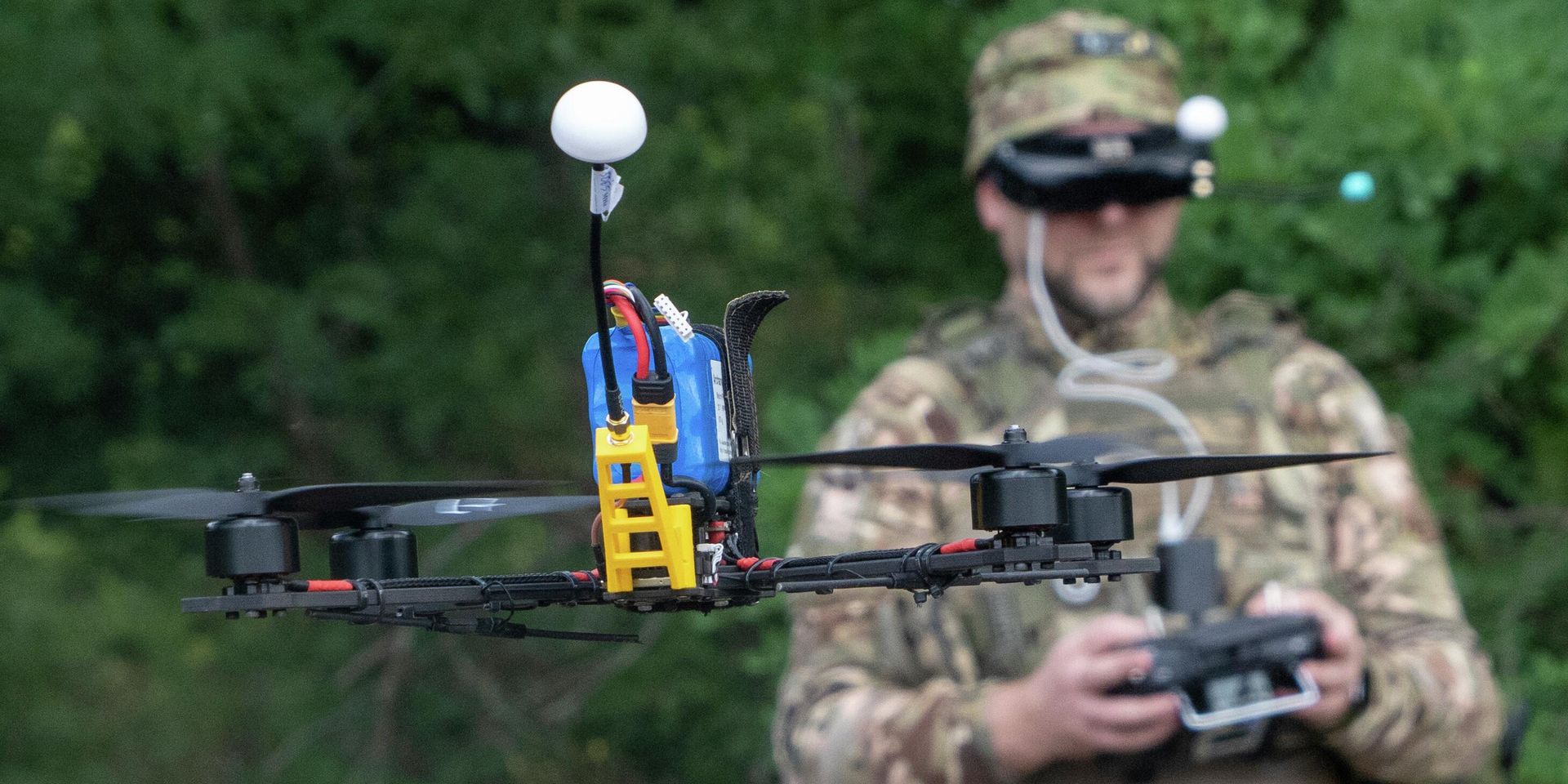 Украинский военнослужащий управляет дроном FPV на передовой в Харьковской области, Украина,  12 августа 2025 года - ИноСМИ, 1920, 22.09.2026