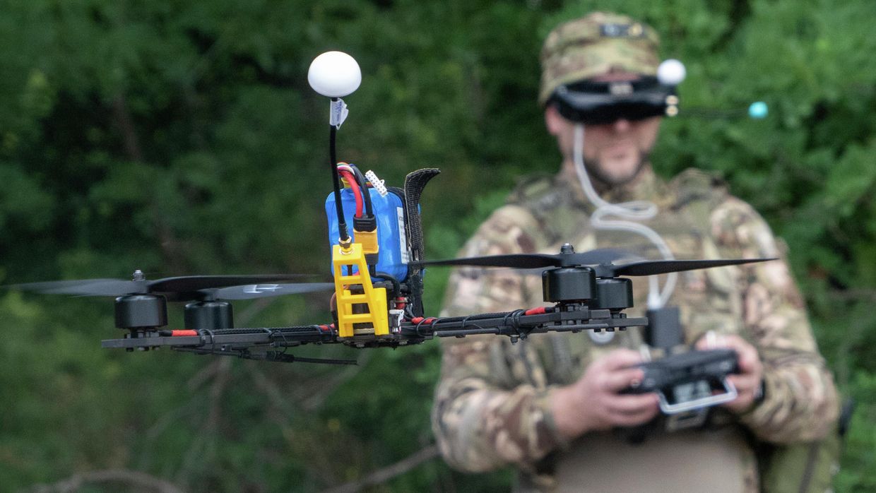 Украинский военнослужащий управляет дроном FPV на передовой в Харьковской области, Украина,  12 августа 2025 года