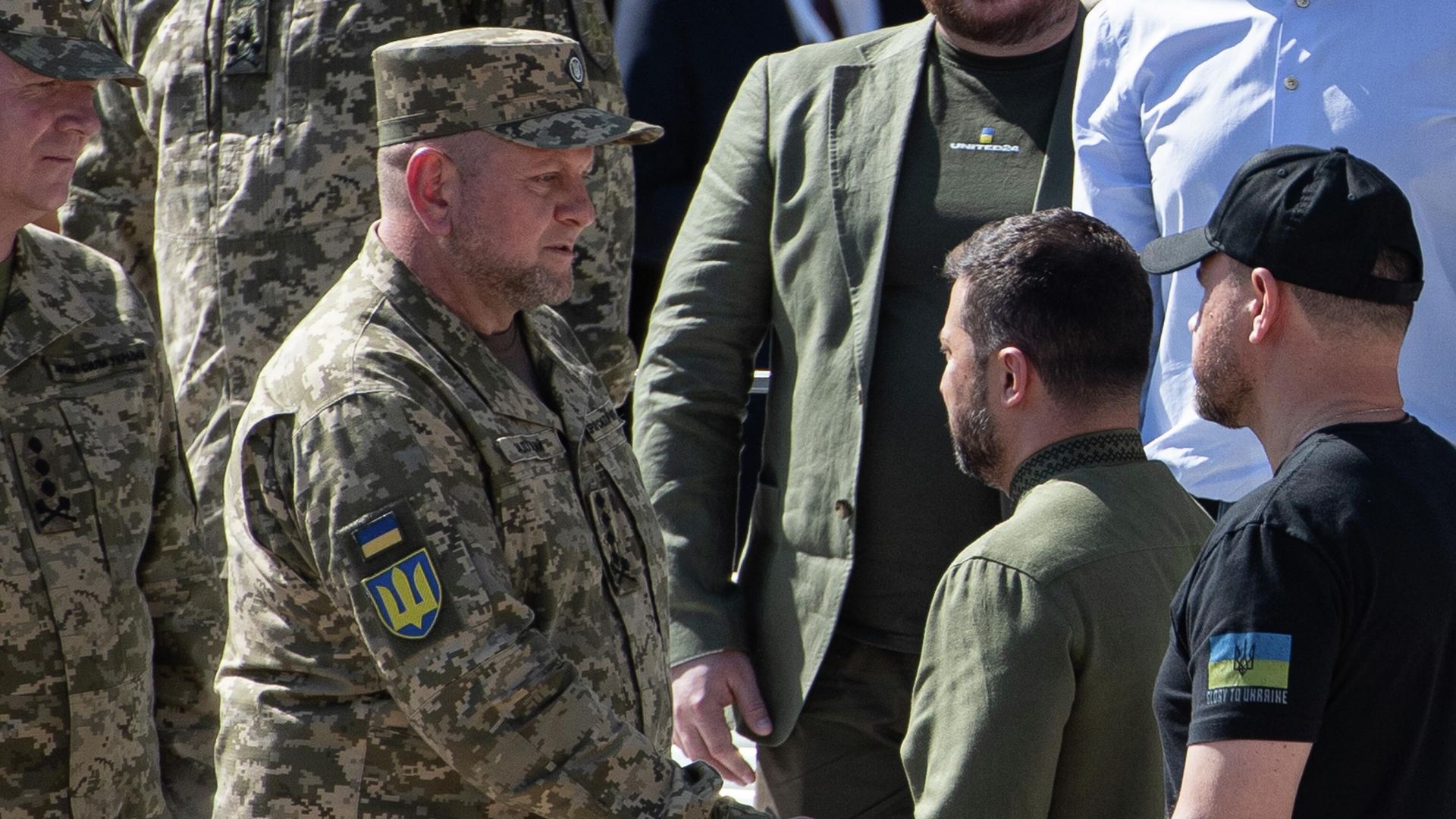 Президент Украины Владимир Зеленский пожимает руку uлавнокомандующему Вооруженными силами Украины Валерию Залужному во время празднования Дня независимости Украины 24 августа 2023 года в Киеве - ИноСМИ, 1920, 12.09.2025