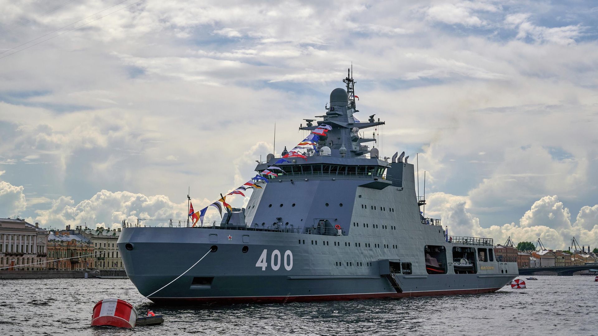 Патрульный корабль ледового класса Иван Папанин проекта 23550 в акватории Невы в преддверии Дня ВМФ в Санкт-Петербурге - ИноСМИ, 1920, 12.09.2025