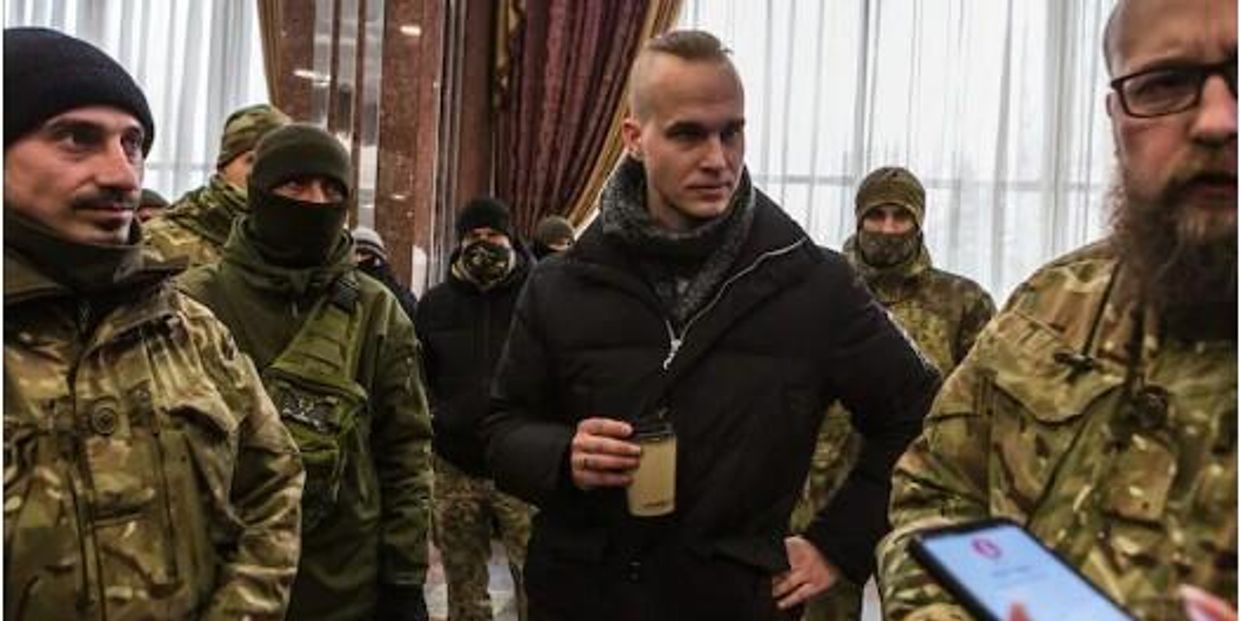 Крейг Лэнг (в центре) с украинскими бойцами Правого сектора (запрещенная в России террористическая организация) в 2021 году