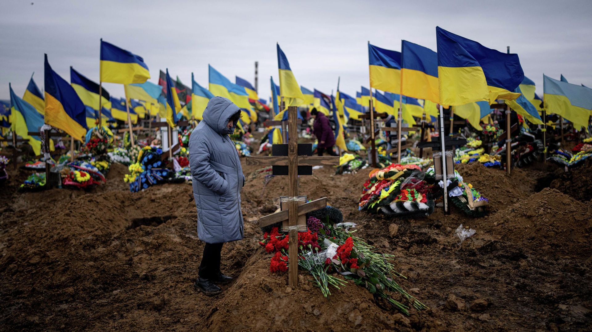 Женщина у могилы своего мужа, погибшего на передовой, на кладбище в Харькове, Украина - ИноСМИ, 1920, 11.11.2025