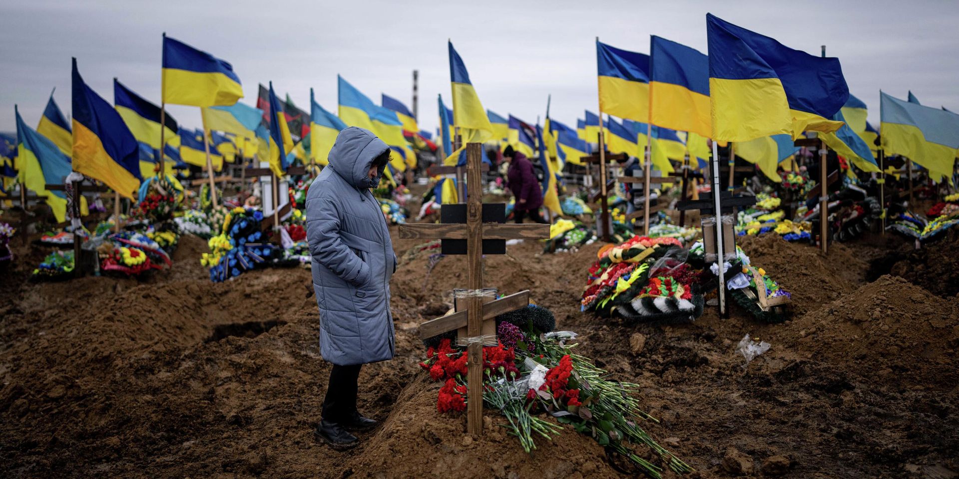 Женщина у могилы своего мужа, погибшего на передовой, на кладбище в Харькове, Украина - ИноСМИ, 1920, 03.01.2026