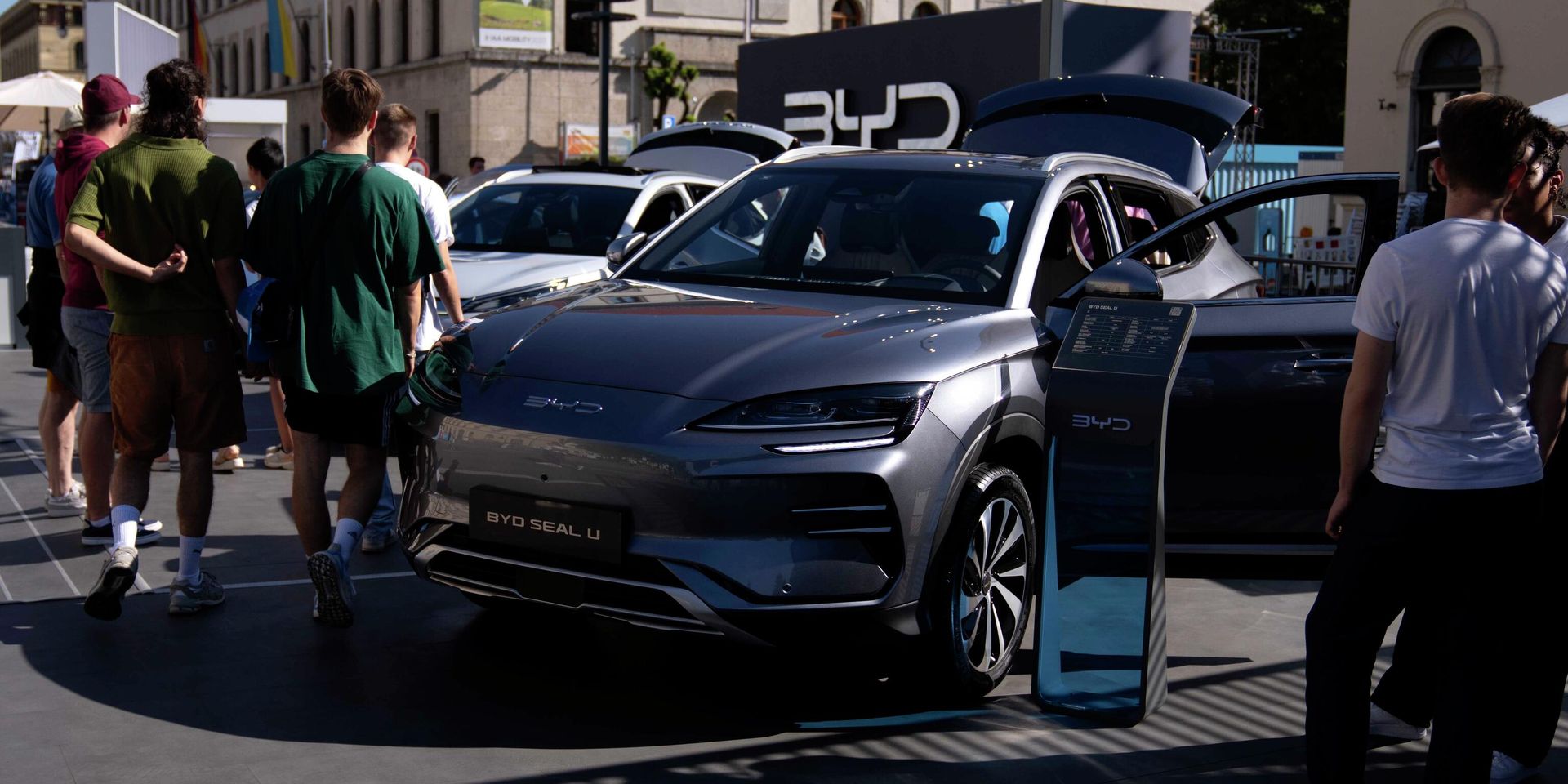 Посетители рассматривают китайский автомобиль-внедорожник BYD Seal U на автосалоне в Мюнхене, Германия,  8 сентября 2023 года - ИноСМИ, 1920, 16.06.2026
