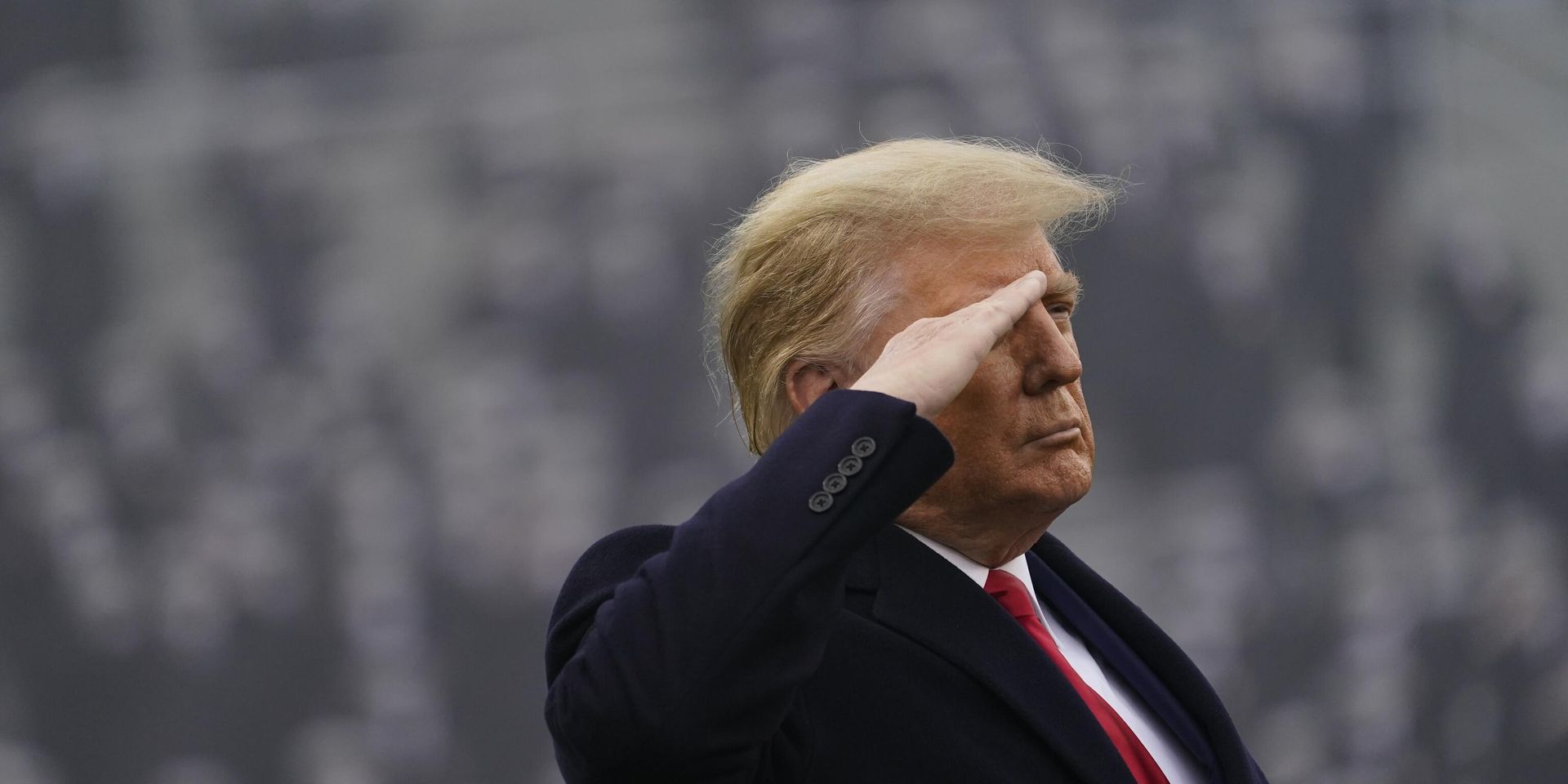 Президент США Дональд Трамп отдает честь  - ИноСМИ, 1920, 27.11.2025